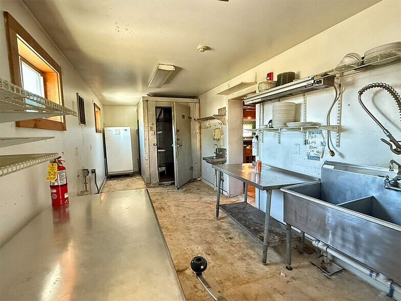 More Photos Of 86 Strongs Ave, Rutland Freestanding For Sale