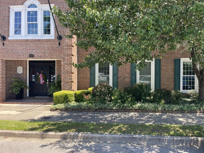 More Photos Of 204 Elm St, Conway Office For Lease