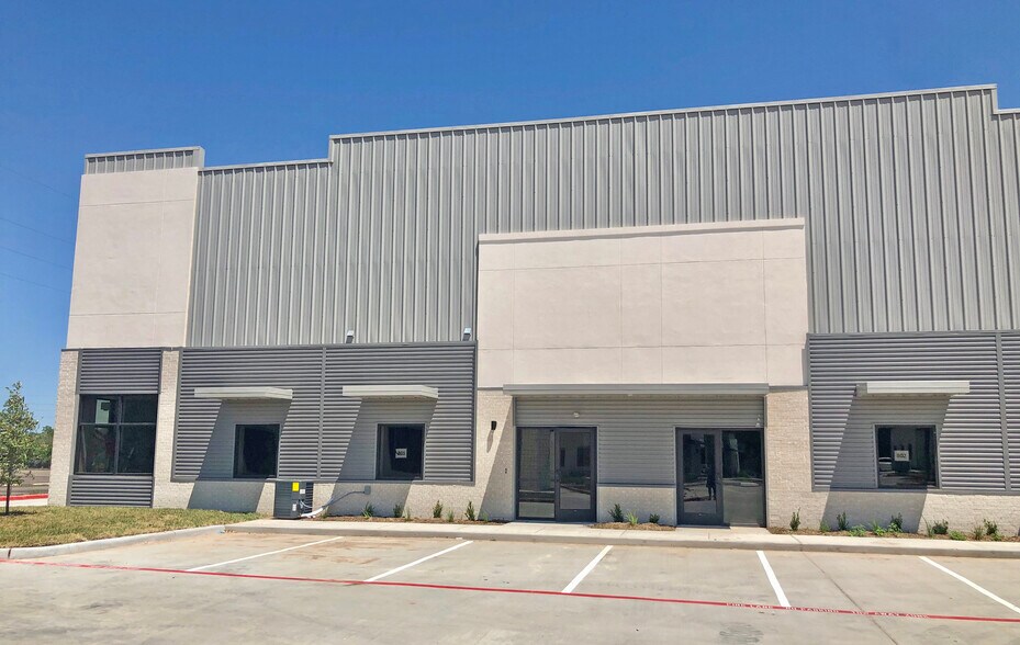 More Photos Of 202 Industrial Blvd, Sugar Land Warehouse For Sale