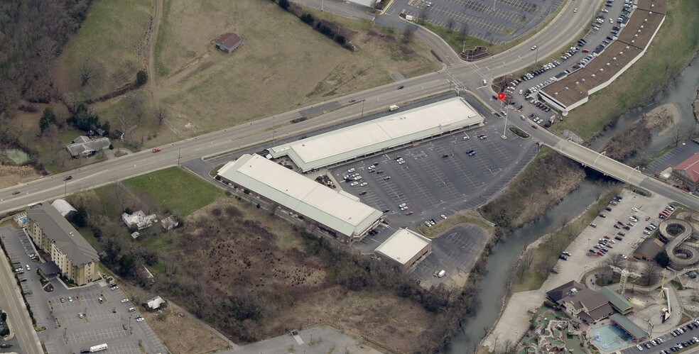 More Photos Of 147-185 E Wears Valley Rd, Pigeon Forge Storefront For Lease