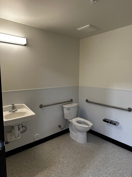 More Photos Of 1763 Donlon St, Ventura Warehouse For Lease