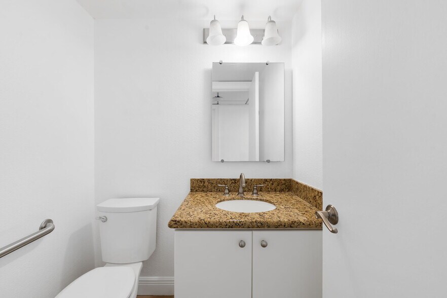 More Photos Of 100 SE 15th Ave, Fort Lauderdale Medical For Lease