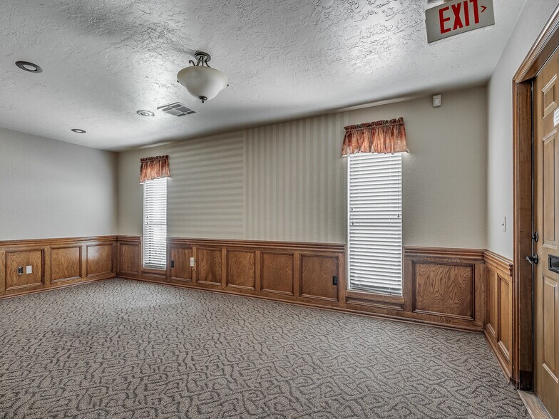 More Photos Of 525 Tower Dr, Moore Office For Lease