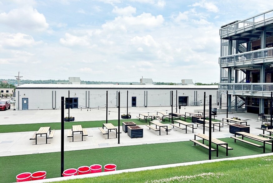 More Photos Of 7401 Main St, Omaha Showroom For Lease