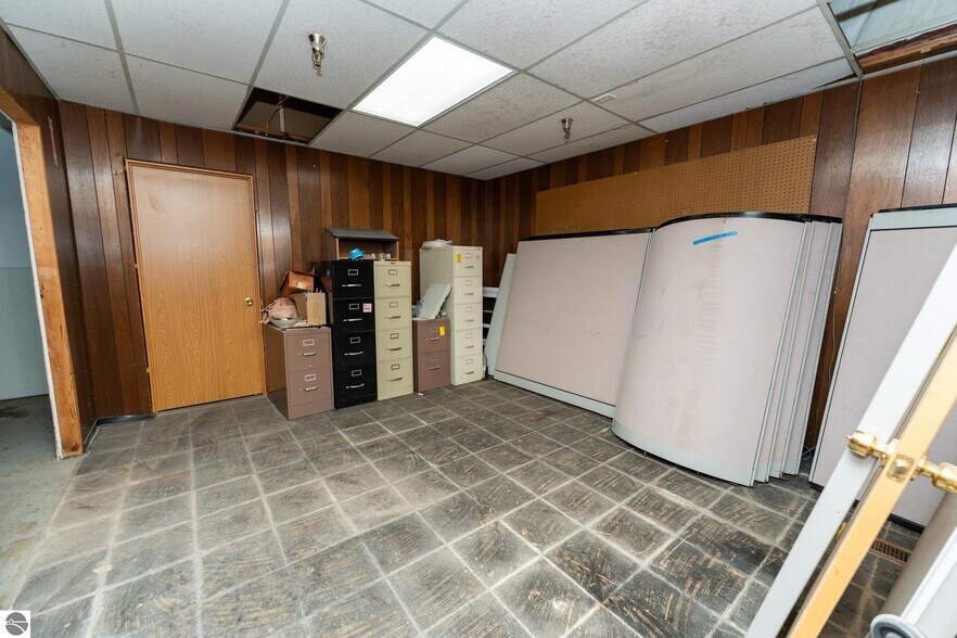 More Photos Of 910 Industrial Dr, Mount Pleasant Warehouse For Sale