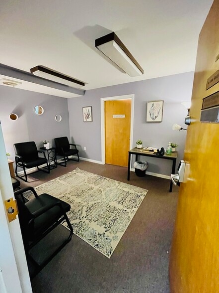 More Photos Of 567 Vauxhall St, Waterford Medical For Sale