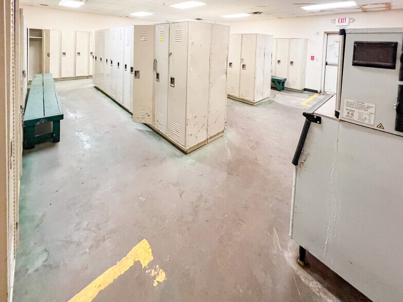 More Photos Of 3201 W Murphy St, Odessa Warehouse For Sale