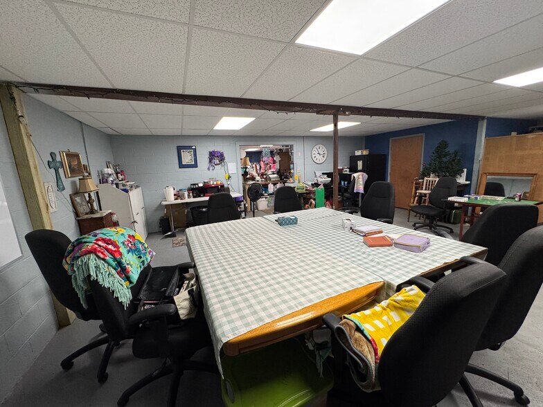 More Photos Of 706 N Perry St, Palestine General Retail For Sale