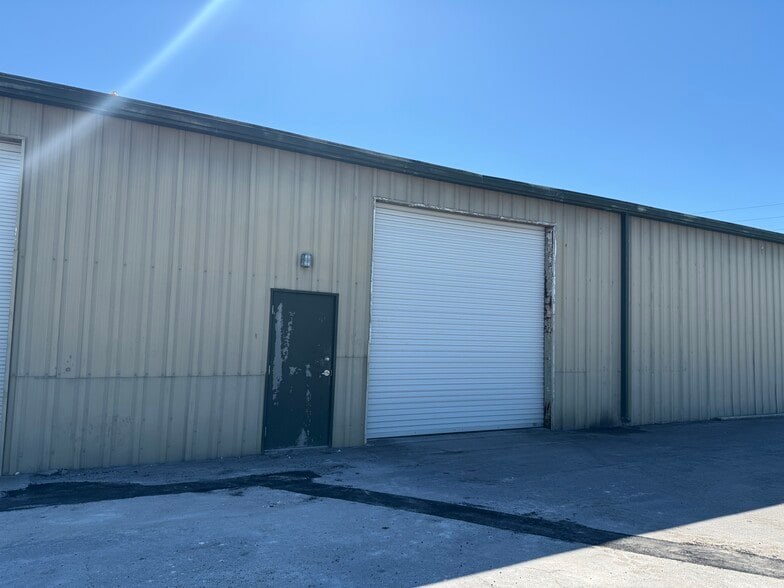 More Photos Of 11881 N 44th St, Clearwater Warehouse For Lease
