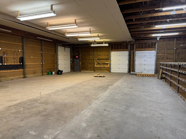 More Photos Of 16410 Grove Rd, Lansing Warehouse For Lease