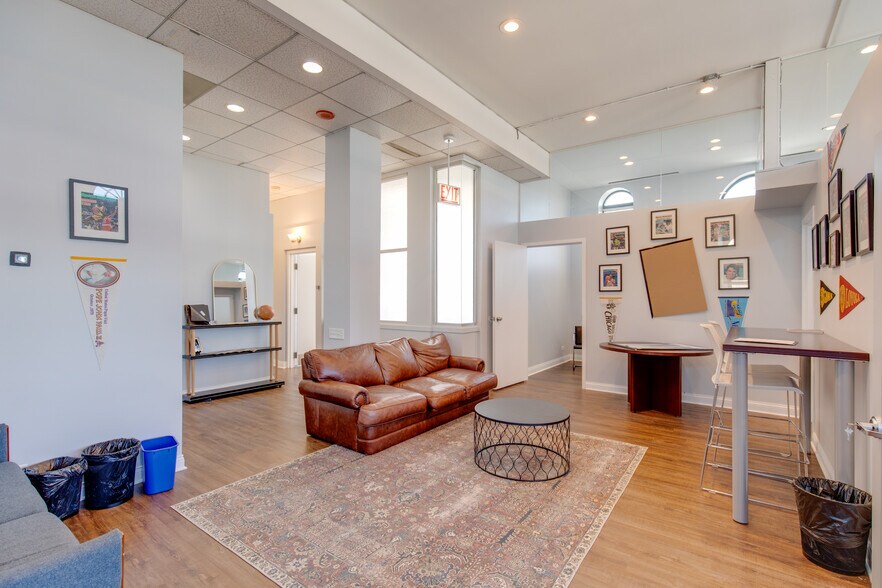More Photos Of 2551 N Clark St, Chicago Office For Lease