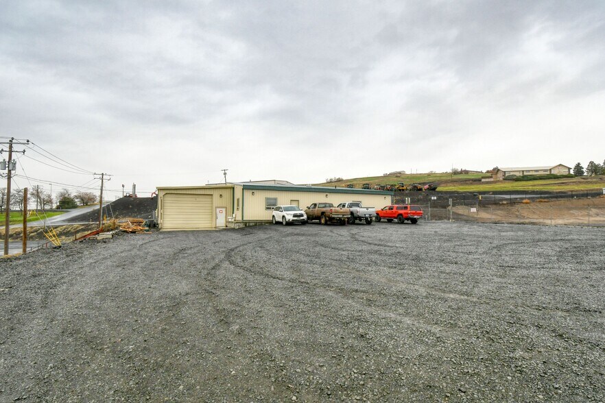 More Photos Of 818 Airport Rd, Pendleton Showroom For Sale