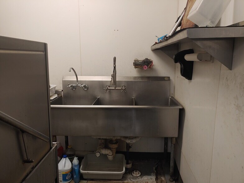 More Photos Of 833 Nemaha St, Humboldt Freestanding For Sale