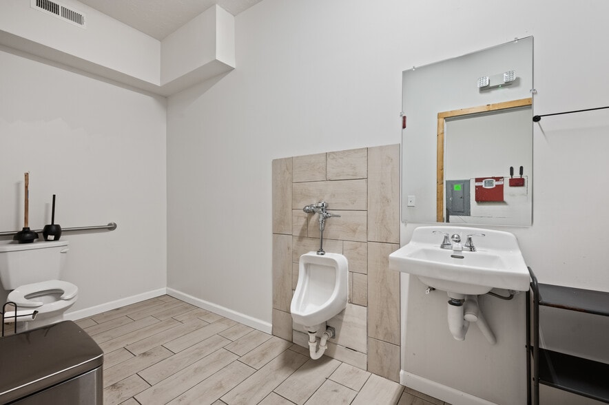 More Photos Of 200-208 E Eighth Ave, Munhall Freestanding For Sale