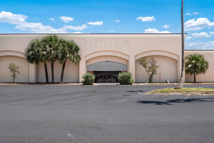 More Photos Of 2000 S Expressway 83, Harlingen Department Store For Lease