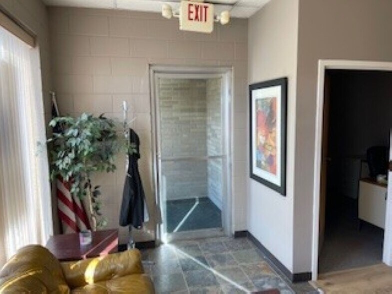 More Photos Of 126 S 4th St, Dekalb Office For Lease