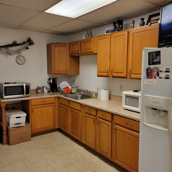 More Photos Of 61 Sullivan St, Wurtsboro Showroom For Sale