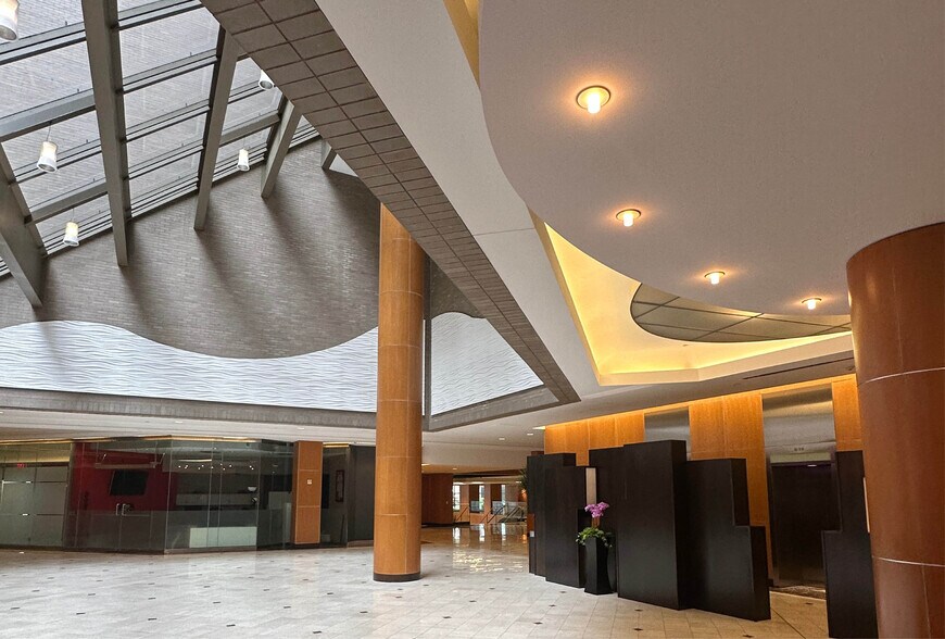 More Photos Of 580 Walnut St, Cincinnati Office For Lease