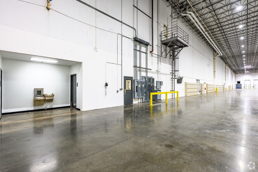 More Photos Of 4715 Mountain Creek Pky, Dallas Manufacturing For Lease