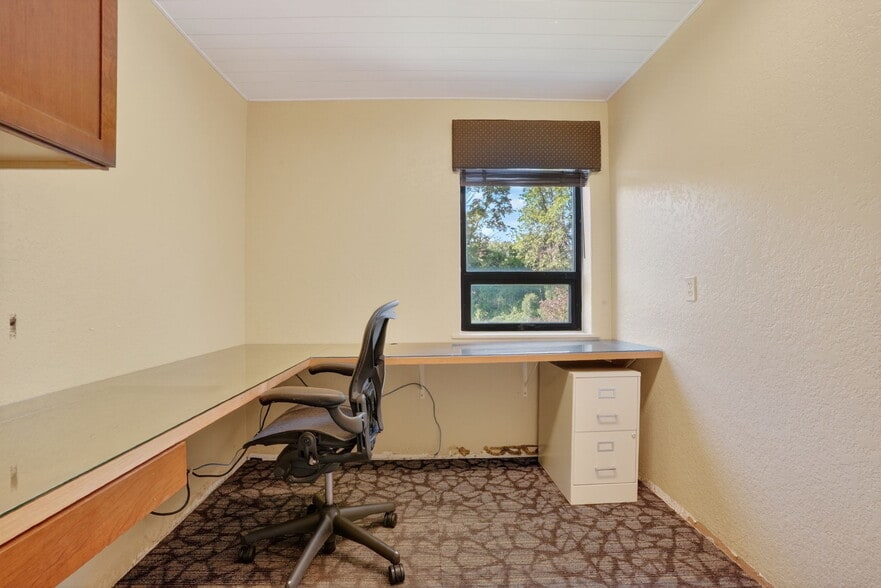 More Photos Of 1104 S Mitchell St, Cadillac Office For Sale