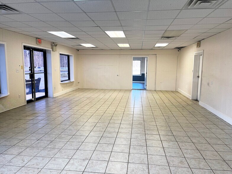 More Photos Of 4702-4704 Dupont Pky, Townsend Freestanding For Lease