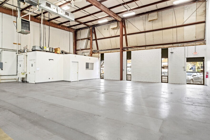 More Photos Of 3 Nami Ln, Hamilton Light Distribution For Lease