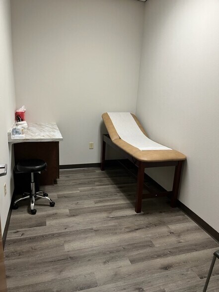 More Photos Of 3617 Shire Blvd, Richardson Storefront Retail Office For Lease