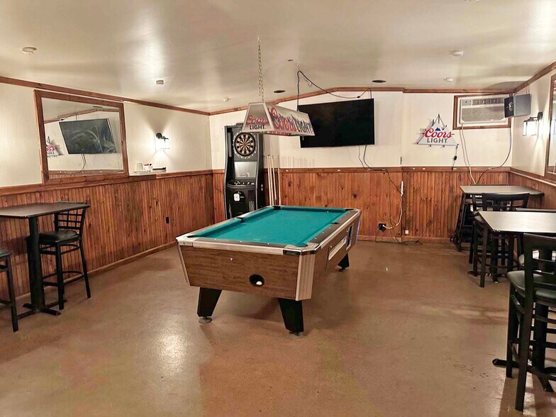 More Photos Of 129 Pike St, Carbondale Bar For Sale