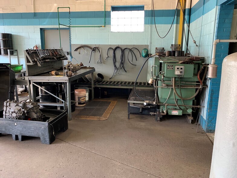 More Photos Of 1005 W Main St, Kent Auto Repair For Sale