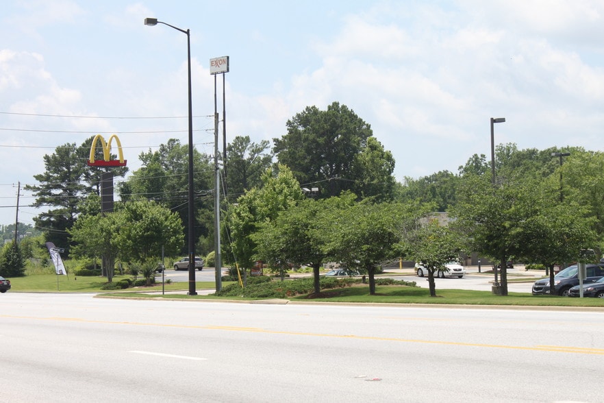 More Photos Of 2328 S College St, Auburn Storefront For Sale