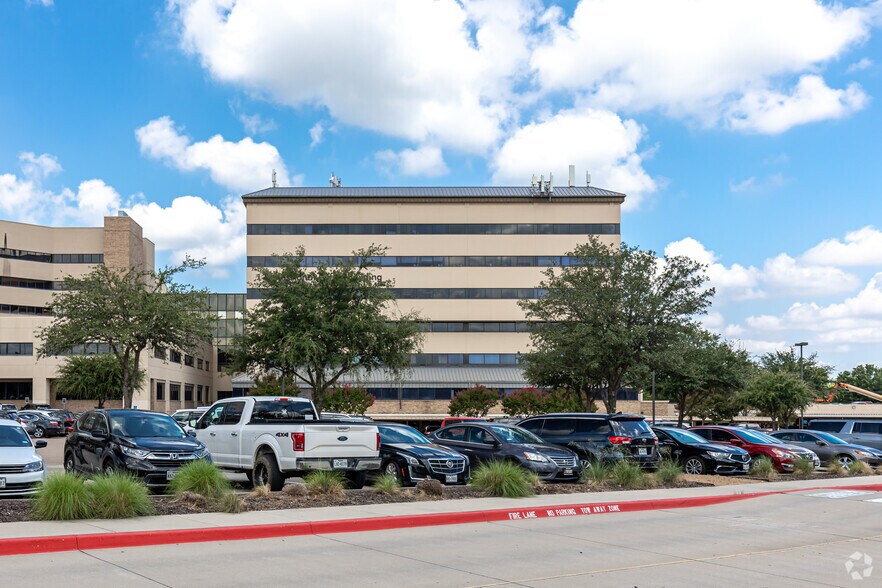 More Photos Of 1600 W College St, Grapevine Medical For Lease