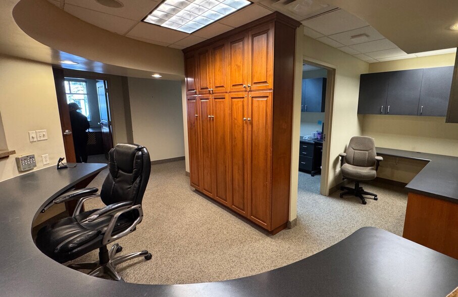 More Photos Of 7390 Creek Rd, Sandy Office For Sale