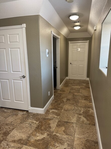 More Photos Of 100 S Canyonwood Dr, Dripping Springs Unknown For Lease