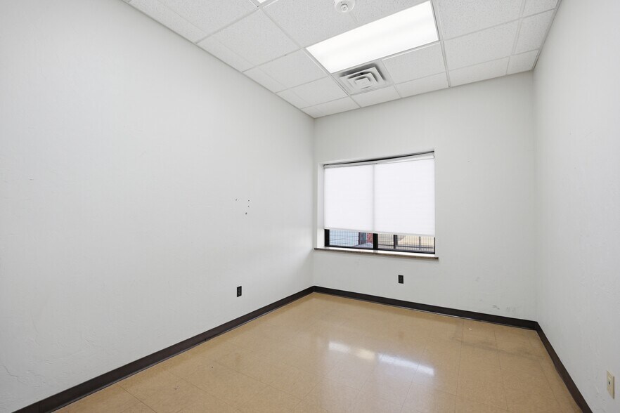More Photos Of 416 NE 145th Pl, Edmond Warehouse For Lease