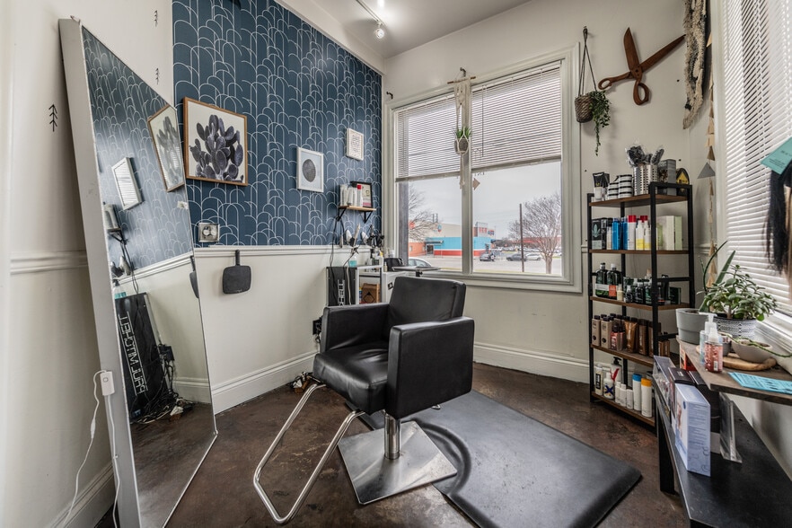 More Photos Of 250 W Olmos Dr, San Antonio Storefront Retail Office For Lease