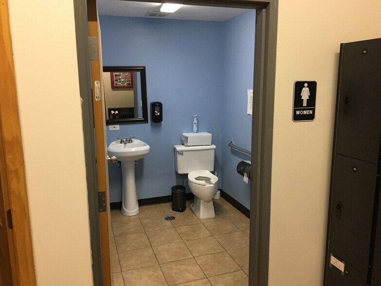 More Photos Of 1017 Davis St, Evanston Storefront For Lease