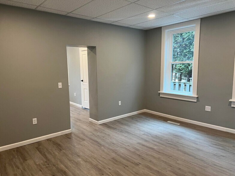 More Photos Of 1410 Washington St, Manitowoc General Retail For Sale