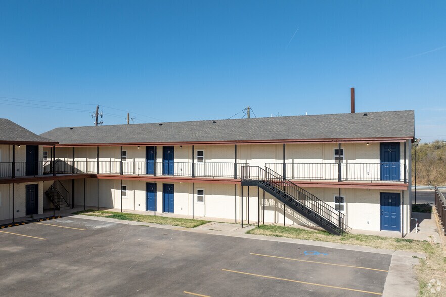 More Photos Of 1712 E 3rd St, Big Spring Apartments For Sale