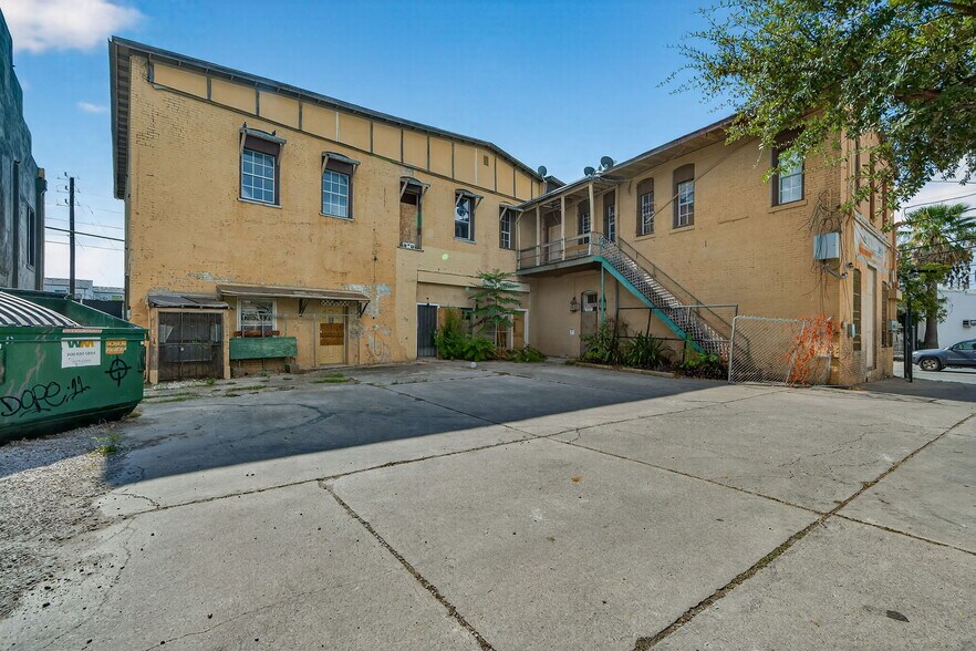More Photos Of 1425 S Flores St, San Antonio General Retail For Sale