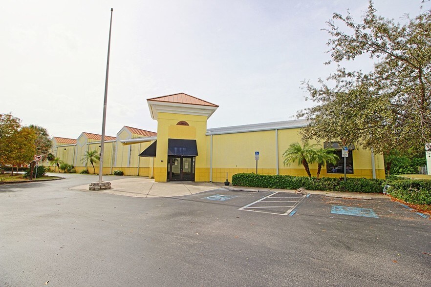 More Photos Of 12180 Metro Pky, Fort Myers Distribution For Lease
