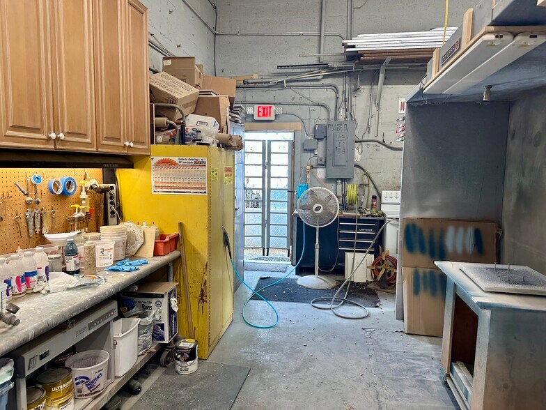 More Photos Of 4840-4860 N Dixie Hwy, Oakland Park Warehouse For Lease