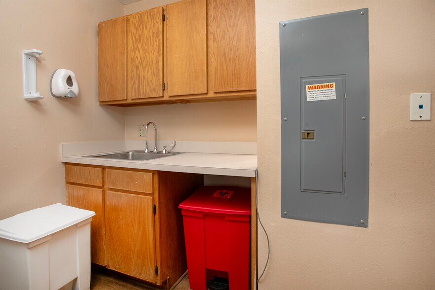 More Photos Of 707 N Waldrip St, Grand Saline Hospital For Lease