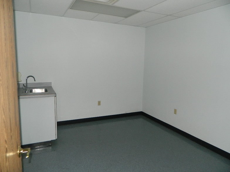 More Photos Of 941 Menoher Blvd, Johnstown Office For Sale