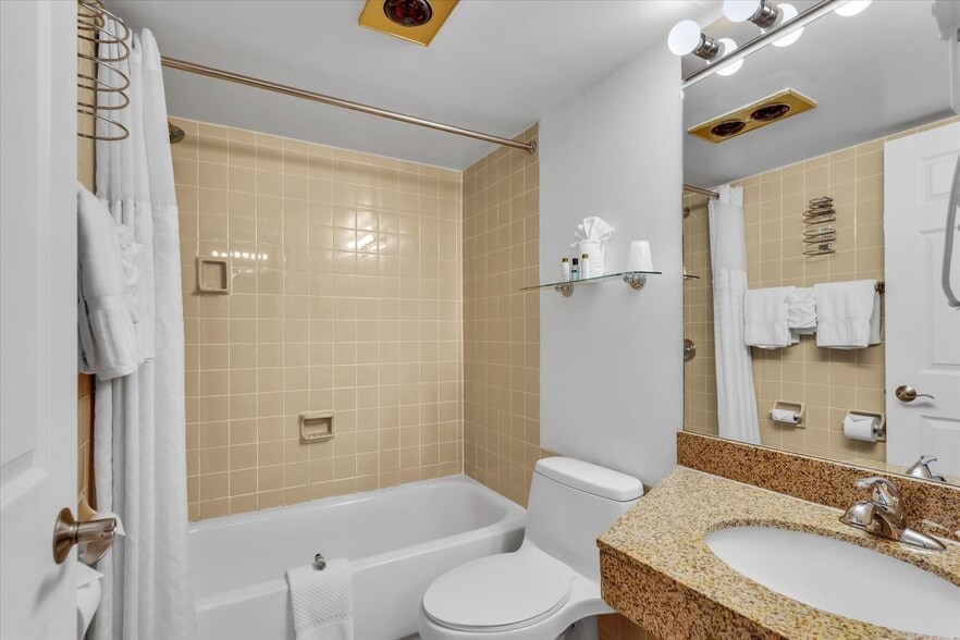 More Photos Of 1907 N Cunningham Ave, Urbana Hotel For Sale