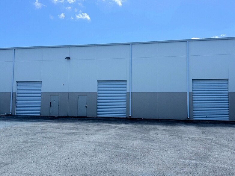 More Photos Of 10101 Lantana Rd, Lake Worth Showroom For Lease