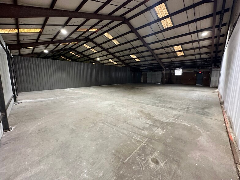 More Photos Of 658 Southern Ave, Fayetteville Warehouse For Lease