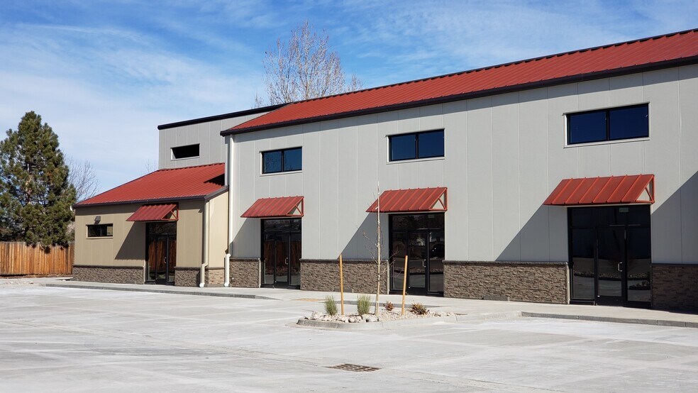 More Photos Of 2019-2043 E 11th St, Loveland Showroom For Lease