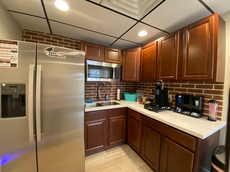 More Photos Of 1173 N Main St, Vidor Office For Lease