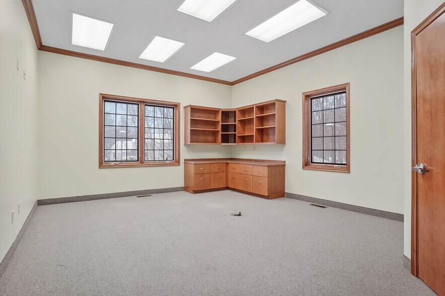 More Photos Of 120 W Aurora Rd, Northfield Medical For Lease