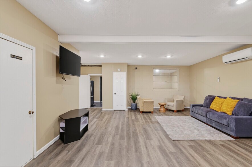 More Photos Of 8708 N 28th Ave, Omaha Service For Sale